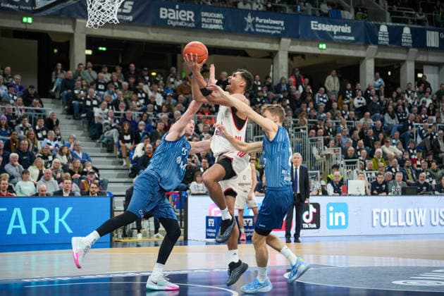 Basketball: easyCredit BBL, 19. Spieltag, MLP Academics Heidelberg - FC Bayern München Basketball am 08.02.2026 in Heidelberg (SNP Dome), Deutschland, Saison 2025 2026: Oscar da Silva (1, FCB) zieht zum Korb verteidigt durch Ryan Mikesell (33, MLP) und Niklas Würzner (2, MLP). Heidelberg SNP Dome Deutschland Copyright: xChristophxKinzingerx