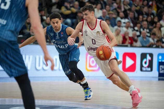 Basketball: easyCredit BBL, 19. Spieltag, MLP Academics Heidelberg - FC Bayern München Basketball am 08.02.2026 in Heidelberg (SNP Dome), Deutschland, Saison 2025 2026: Neno Dimitrijevic (0, FCB) im Duell mit Kevin McClain (3, MLP). Heidelberg SNP Dome Deutschland Copyright: xChristophxKinzingerx