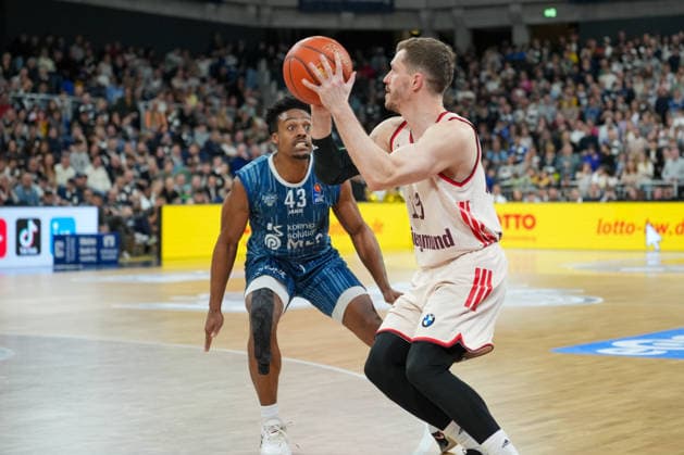 Basketball: easyCredit BBL, 19. Spieltag, MLP Academics Heidelberg - FC Bayern München Basketball am 08.02.2026 in Heidelberg (SNP Dome), Deutschland, Saison 2025 2026: Andreas Obst (13, FCB) zum 3 Punkte Wurf verteidigt durch Eric Reed Jr (43, MLP) Heidelberg SNP Dome Deutschland Copyright: xChristophxKinzingerx