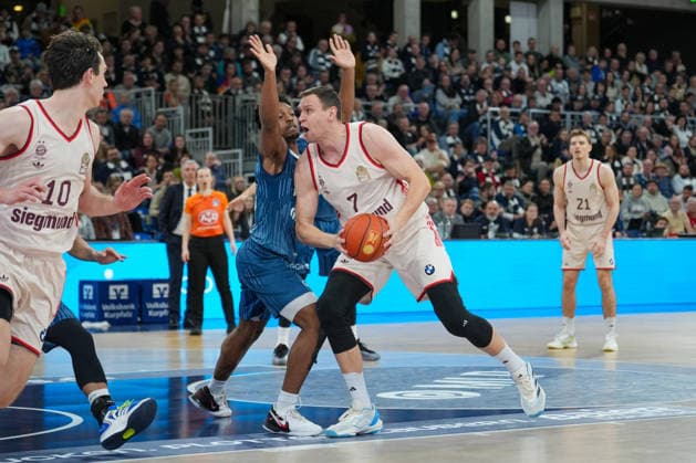 Basketball: easyCredit BBL, 19. Spieltag, MLP Academics Heidelberg - FC Bayern München Basketball am 08.02.2026 in Heidelberg (SNP Dome), Deutschland, Saison 2025 2026: Johannes Voigtmann (7, FCB) im Duell mit Eric Reed Jr (43, MLP). Heidelberg SNP Dome Deutschland Copyright: xChristophxKinzingerx