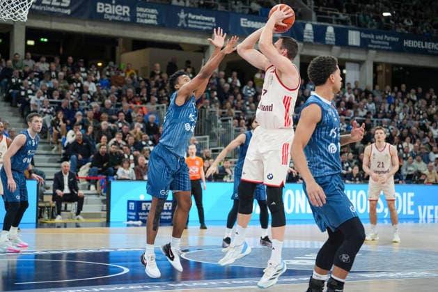 Basketball: easyCredit BBL, 19. Spieltag, MLP Academics Heidelberg - FC Bayern München Basketball am 08.02.2026 in Heidelberg (SNP Dome), Deutschland, Saison 2025 2026: Johannes Voigtmann (7, FCB) trifft einen Zweier gegen Eric Reed Jr (43, MLP). Heidelberg SNP Dome Deutschland Copyright: xChristophxKinzingerx