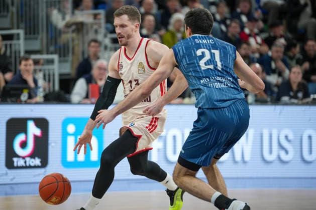 Basketball: easyCredit BBL, 19. Spieltag, MLP Academics Heidelberg - FC Bayern München Basketball am 08.02.2026 in Heidelberg (SNP Dome), Deutschland, Saison 2025 2026: Andreas Obst (13, FCB) im Duell mit Mateo Seric (21, MLP). Heidelberg SNP Dome Deutschland Copyright: xChristophxKinzingerx
