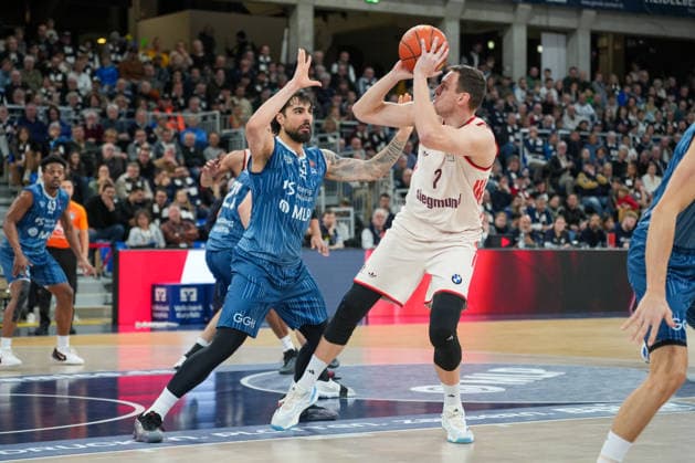 Basketball: easyCredit BBL, 19. Spieltag, MLP Academics Heidelberg - FC Bayern München Basketball am 08.02.2026 in Heidelberg (SNP Dome), Deutschland, Saison 2025 2026: Johannes Voigtmann (7, FCB) nimmt einen Wurf gegen Marcel Keßen (15, MLP). Heidelberg SNP Dome Deutschland Copyright: xChristophxKinzingerx