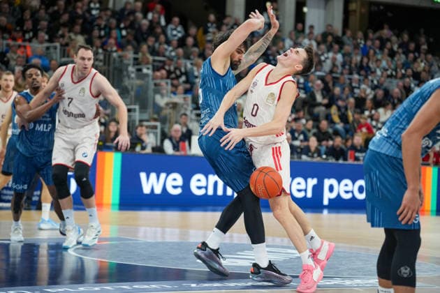 Basketball: easyCredit BBL, 19. Spieltag, MLP Academics Heidelberg - FC Bayern München Basketball am 08.02.2026 in Heidelberg (SNP Dome), Deutschland, Saison 2025 2026: Foul von Marcel Keßen (15, MLP) an Neno Dimitrijevic (0, FCB). Heidelberg SNP Dome Deutschland Copyright: xChristophxKinzingerx