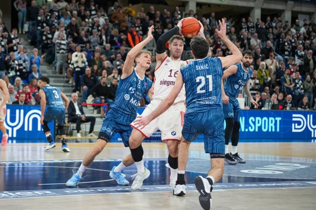 Basketball: easyCredit BBL, 19. Spieltag, MLP Academics Heidelberg - FC Bayern München Basketball am 08.02.2026 in Heidelberg (SNP Dome), Deutschland, Saison 2025 2026: Stefan Jovic (16, FCB) verteidigt von Niklas Würzner (2, MLP) und Mateo Seric (21, MLP). Heidelberg SNP Dome Deutschland Copyright: xChristophxKinzingerx