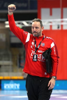 08.02.2026, Deutschland, Bietigheim Handball SG BBM Bietigheim vs. HC Elbflorenz 2006, Trainer Iker Romero (BBM) jubelt und ballt die Faust