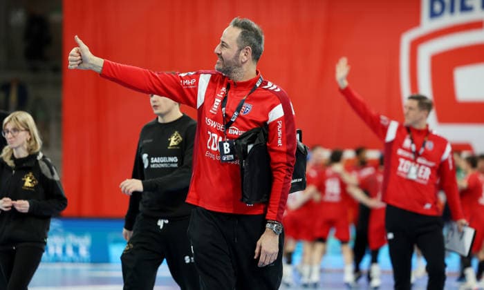 08.02.2026, Deutschland, Bietigheim Handball SG BBM Bietigheim vs. HC Elbflorenz 2006, Trainer Iker Romero (BBM) freut sich über den Sieg