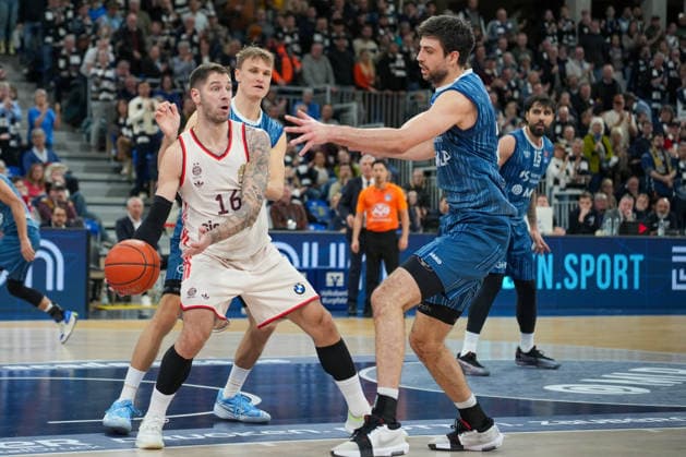 Basketball: easyCredit BBL, 19. Spieltag, MLP Academics Heidelberg - FC Bayern München Basketball am 08.02.2026 in Heidelberg (SNP Dome), Deutschland, Saison 2025 2026: Stefan Jovic (16, FCB) verteidigt von Niklas Würzner (2, MLP) und Mateo Seric (21, MLP). Heidelberg SNP Dome Deutschland Copyright: xChristophxKinzingerx