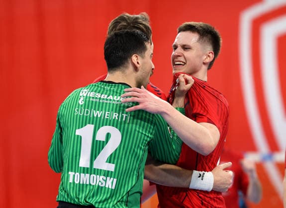 08.02.2026, Deutschland, Bietigheim Handball SG BBM Bietigheim vs. HC Elbflorenz 2006, v.l. Martin Tomovski und Neuzugang Maxim Orlov (BBM) jubeln