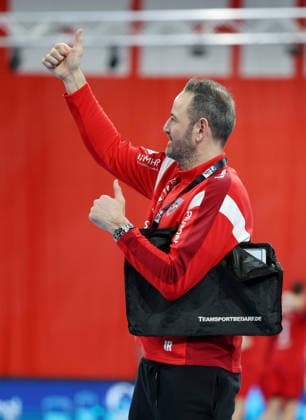 08.02.2026, Deutschland, Bietigheim Handball SG BBM Bietigheim vs. HC Elbflorenz 2006, Trainer Iker Romero (BBM) freut sich über den Sieg
