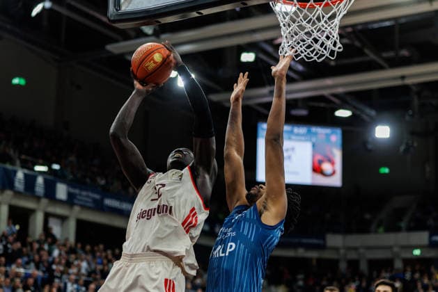 easycredit BBL, MLP Academics Heidelberg - FC Bayern München Basketball, 08.02.2026 Wenyen Gabriel (FC Bayern München Basketball, 32) mit einem Korbleger gegen Erol Ersek (MLP Academics Heidelberg, 11) Spiel der easycredit BBL MLP Academics Heidelberg - FC Bayern München Basketball; am 19. Spieltag der Saison 25 26 im SNP Dome in Heidelberg am 08.02.2026 Copyright: xBEAUTIFULxSPORTS Hahnex