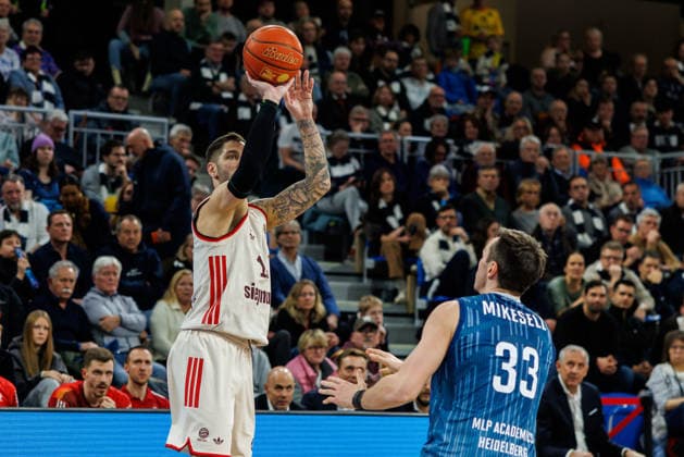 easycredit BBL, MLP Academics Heidelberg - FC Bayern München Basketball, 08.02.2026 Stefan Jovic (FC Bayern München Basketball, 16) mit einem Dreipunktewurf gegen Ryan Mikesell (MLP Academics Heidelberg, 33) Spiel der easycredit BBL MLP Academics Heidelberg - FC Bayern München Basketball; am 19. Spieltag der Saison 25 26 im SNP Dome in Heidelberg am 08.02.2026 Copyright: xBEAUTIFULxSPORTS Hahnex
