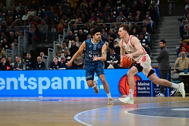 RECORD DATE NOT STATED Spielaktion mit Justus Hollatz (21; FC Bayern Basketball) und Erol Ersek (11; MLP Academics Heidelberg), Danny Jansson (999; MLP Academics Heidelberg) am Spielfeldrand easyCredit BBL: MLP Academics Heidelberg – FC Bayern München Basketball - 08.02.2026 Copyright: xMichaelxGelhardtx