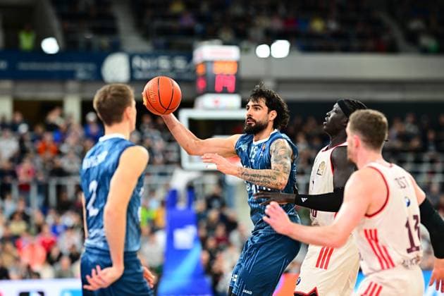RECORD DATE NOT STATED Spielaktion mit Marcel Keßen (15; MLP Academics Heidelberg) und Wenyen Gabriel (32; FC Bayern Basketball) easyCredit BBL: MLP Academics Heidelberg – FC Bayern München Basketball - 08.02.2026 Copyright: xMichaelxGelhardtx