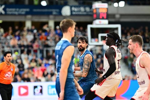 RECORD DATE NOT STATED Spielaktion mit 15; FC Bayern Basketball im Vordergrund, umgeben von Spielern beider Teams easyCredit BBL: MLP Academics Heidelberg – FC Bayern München Basketball - 08.02.2026 Copyright: xMichaelxGelhardtx