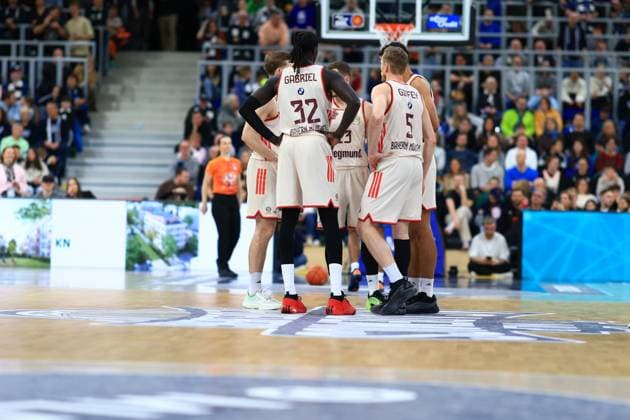 RECORD DATE NOT STATED Szene mit Wenyen Gabriel (32; FC Bayern Basketball), Niels Giffey (5; FC Bayern Basketball) und Andreas Obst (13; FC Bayern Basketball) in der Spielfeldmitte easyCredit BBL: MLP Academics Heidelberg – FC Bayern München Basketball - 08.02.2026 Copyright: xMichaelxGelhardtx