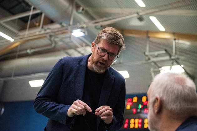 Volleyball I Herren I Saison 2025-2026 I Bundesliga I SV Warnemünde - SVG Lüneburg I 07.02.2026 Stefan Hübner (Trainer, SVG Lüneburg) im Gespräch mit Bernd Schlesinger (Co-Trainer, SVG Lüneburg) auf der Bank der SVG Lüneburg Copyright: xLobeca Björn-OlexKehmx