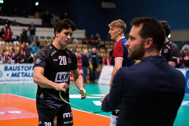 Volleyball I Herren I Saison 2025-2026 I Bundesliga I SV Warnemünde - SVG Lüneburg I 07.02.2026 Ethan Robert Champlin (20, SVG Lüneburg) beim Aufwärmen mit Tyler Koslowsky (Co-Trainer, SVG Lüneburg) Copyright: xLobeca Björn-OlexKehmx