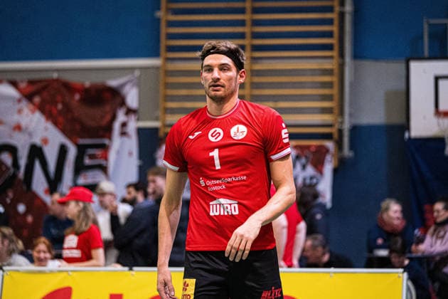 Volleyball I Herren I Saison 2025-2026 I Bundesliga I SV Warnemünde - SVG Lüneburg I 07.02.2026 Sören Schröder (1, SV Warnemünde) beim Aufwärmen am Feldrand Copyright: xLobeca Björn-OlexKehmx
