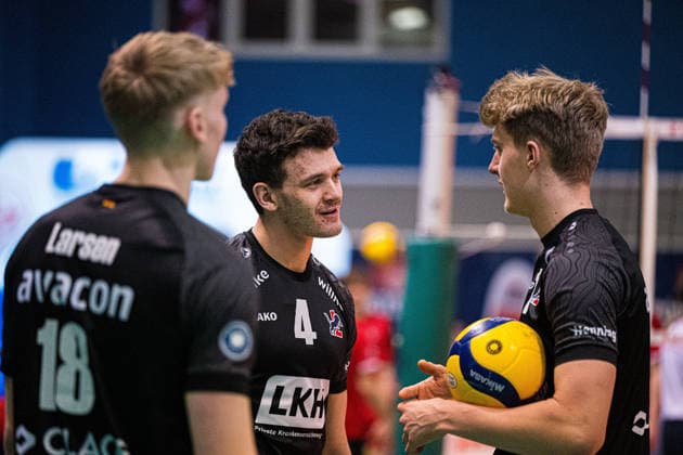 Volleyball I Herren I Saison 2025-2026 I Bundesliga I SV Warnemünde - SVG Lüneburg I 07.02.2026 Christopher Byam (4, SVG Lüneburg) im Gespräch mit Axel Valentin Enlund (17, SVG Lüneburg) Copyright: xLobeca Björn-OlexKehmx