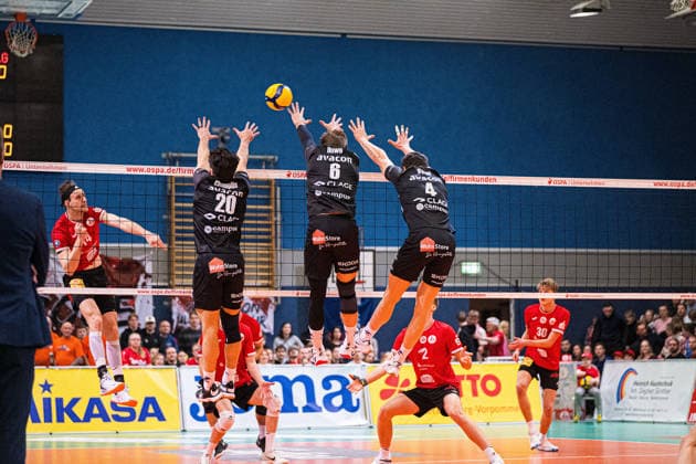 Volleyball I Herren I Saison 2025-2026 I Bundesliga I SV Warnemünde - SVG Lüneburg I 07.02.2026 Ethan Robert Champlin (20, SVG Lüneburg), Jackson Clifford Howe (6, SVG Lüneburg) und Christopher Byam (4, SVG Lüneburg) im Block gegen Jan-Philipp Krabel (14, SV Warnemünde) Copyright: xLobeca Björn-OlexKehmx