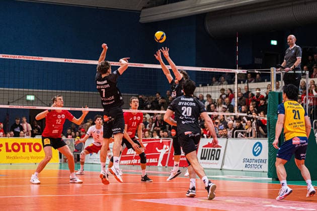 Volleyball I Herren I Saison 2025-2026 I Bundesliga I SV Warnemünde - SVG Lüneburg I 07.02.2026 Santeri Riku Matias Välimaa (12, SVG Lüneburg) spielt den Ball auf Joscha Kunstmann (7, SVG Lüneburg) zu Copyright: xLobeca Björn-OlexKehmx