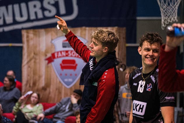 Volleyball I Herren I Saison 2025-2026 I Bundesliga I SV Warnemünde - SVG Lüneburg I 07.02.2026 Axel Valentin Enlund (17, SVG Lüneburg) jubelt mit den Fans nach einem Ass Copyright: xLobeca Björn-OlexKehmx