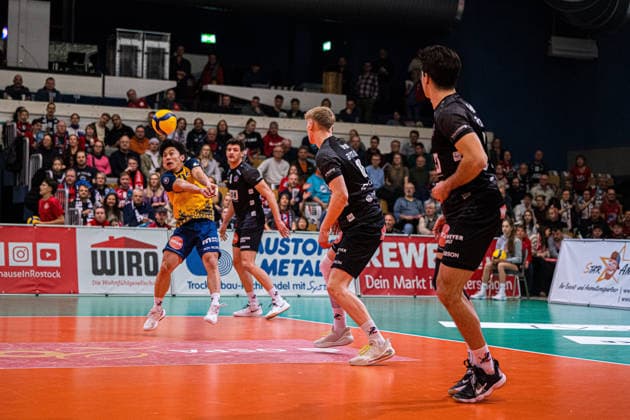 Volleyball I Herren I Saison 2025-2026 I Bundesliga I SV Warnemünde - SVG Lüneburg I 07.02.2026 Sho Takahashi (21, SVG Lüneburg) in der Annahme neben Axel Valdemar Juul Larsen (18, SVG Lüneburg) und Ethan Robert Champlin (20, SVG Lüneburg) Copyright: xLobeca Björn-OlexKehmx