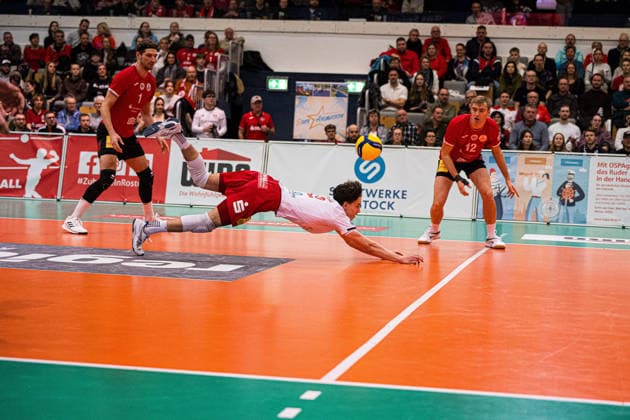 Volleyball I Herren I Saison 2025-2026 I Bundesliga I SV Warnemünde - SVG Lüneburg I 07.02.2026 Leon Pohl (7, SV Warnemünde) springt in der Annahme zum Ball Copyright: xLobeca Björn-OlexKehmx