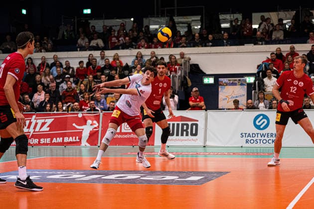 Volleyball I Herren I Saison 2025-2026 I Bundesliga I SV Warnemünde - SVG Lüneburg I 07.02.2026 Leon Pohl (7, SV Warnemünde) spielt den Ball in der Annahme Copyright: xLobeca Björn-OlexKehmx