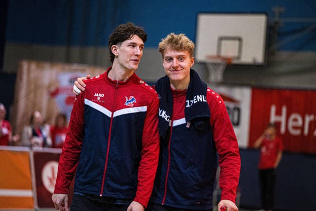 Volleyball I Herren I Saison 2025-2026 I Bundesliga I SV Warnemünde - SVG Lüneburg I 07.02.2026 Axel Valentin Enlund (17, SVG Lüneburg) und Cole Matthew Young (8, SVG Lüneburg) im Gespräch während der Satzpause Copyright: xLobeca Björn-OlexKehmx