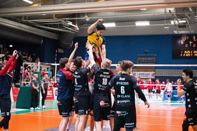 Volleyball I Herren I Saison 2025-2026 I Bundesliga I SV Warnemünde - SVG Lüneburg I 07.02.2026 Sho Takahashi (21, SVG Lüneburg) wird von der Mannschaft als MVP gefeiert Copyright: xLobeca Björn-OlexKehmx