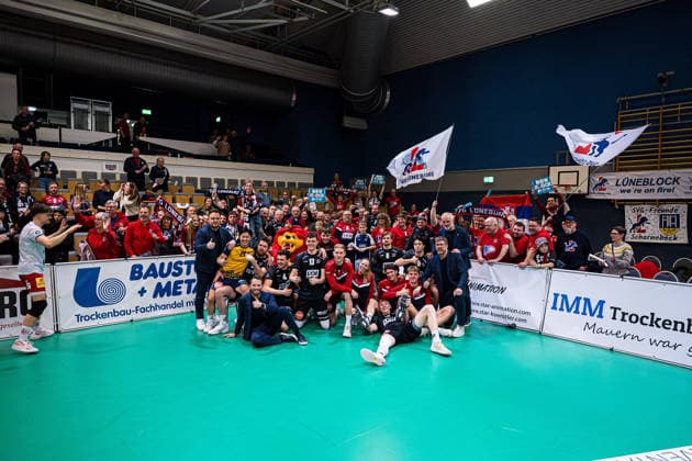 Volleyball I Herren I Saison 2025-2026 I Bundesliga I SV Warnemünde - SVG Lüneburg I 07.02.2026 Teamfoto der SVG Lüneburg nach dem Spielgewinn Copyright: xLobeca Björn-OlexKehmx
