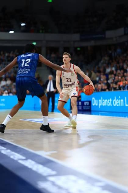 RECORD DATE NOT STATED Szene mit Justus Hollatz (21; FC Bayern Basketball) und Osun Osunniyi (12; MLP Academics Heidelberg) in Aktion easyCredit BBL: MLP Academics Heidelberg – FC Bayern München Basketball - 08.02.2026 Copyright: xMichaelxGelhardtx
