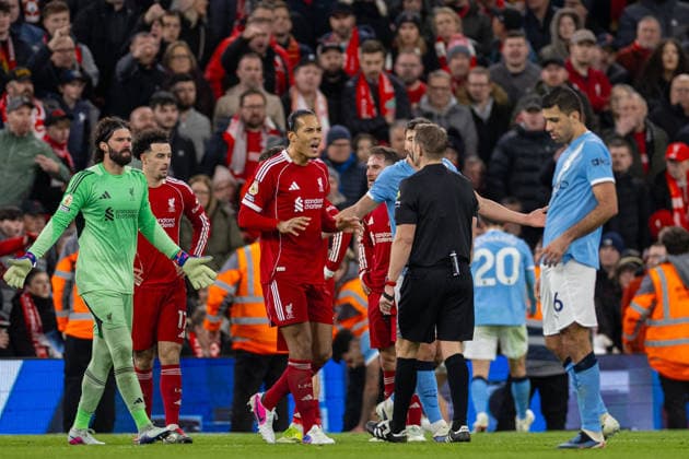 Football - FA Premier League - Liverpool FC v Manchester City FC LIVERPOOL, ENGLAND - Sunday, February 8, 2026: Liverpool s captain Virgil van Dijk speaks to referee Craig Pawson to a penalty kick given during the FA Premier League match between Liverpool FC and Manchester City FC at Anfield. (Photo by David Rawcliffe Propaganda) LIVERPOOL Anfield MERSEYSIDE ENGLAND  Copyright: xDavidxRawcliffex P2026-02-08-Liverpool_Man_City-119