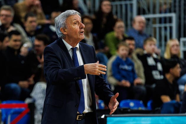 easycredit BBL, MLP Academics Heidelberg - FC Bayern München Basketball, 08.02.2026 Head-Coach Svetislav Pesic (FC Bayern München Basketball) mit Anweisungen an der Seitenlinie Spiel der easycredit BBL MLP Academics Heidelberg - FC Bayern München Basketball; am 19. Spieltag der Saison 25 26 im SNP Dome in Heidelberg am 08.02.2026 Copyright: xBEAUTIFULxSPORTS Hahnex