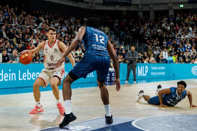 easycredit BBL, MLP Academics Heidelberg - FC Bayern München Basketball, 08.02.2026 Neno Dimitrijevic (FC Bayern München Basketball, 0) gegen Osun Osunniyi (MLP Academics Heidelberg, 12) Spiel der easycredit BBL MLP Academics Heidelberg - FC Bayern München Basketball; am 19. Spieltag der Saison 25 26 im SNP Dome in Heidelberg am 08.02.2026 Copyright: xBEAUTIFULxSPORTS Hahnex