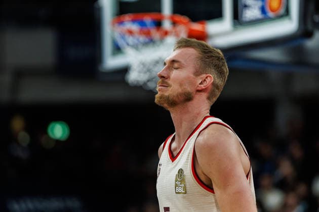 easycredit BBL, MLP Academics Heidelberg - FC Bayern München Basketball, 08.02.2026 Niels Giffey (FC Bayern München Basketball, 5) bleibt beim Abpfiff zur Halbzeit für einen kurzen Moment in der Hocke am Boden. Er hat ein wenig Schmerzen. Spiel der easycredit BBL MLP Academics Heidelberg - FC Bayern München Basketball; am 19. Spieltag der Saison 25 26 im SNP Dome in Heidelberg am 08.02.2026 Copyright: xBEAUTIFULxSPORTS Hahnex