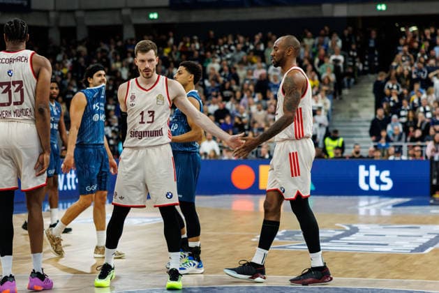 easycredit BBL, MLP Academics Heidelberg - FC Bayern München Basketball, 08.02.2026 Andreas Obst (FC Bayern München Basketball, 13) klatscht sich mit Isiaha Mike (FC Bayern München Basketball, 22) ab Spiel der easycredit BBL MLP Academics Heidelberg - FC Bayern München Basketball; am 19. Spieltag der Saison 25 26 im SNP Dome in Heidelberg am 08.02.2026 Copyright: xBEAUTIFULxSPORTS Hahnex