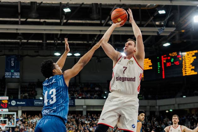 easycredit BBL, MLP Academics Heidelberg - FC Bayern München Basketball, 08.02.2026 Johannes Voigtmann (FC Bayern München Basketball, 7) mit einem Sprungwurf gegen Eric Reed Jr. (MLP Academics Heidelberg, 43) Spiel der easycredit BBL MLP Academics Heidelberg - FC Bayern München Basketball; am 19. Spieltag der Saison 25 26 im SNP Dome in Heidelberg am 08.02.2026 Copyright: xBEAUTIFULxSPORTS Hahnex