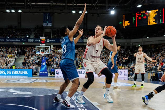 easycredit BBL, MLP Academics Heidelberg - FC Bayern München Basketball, 08.02.2026 Johannes Voigtmann (FC Bayern München Basketball, 7) gegen Eric Reed Jr. (MLP Academics Heidelberg, 43) Spiel der easycredit BBL MLP Academics Heidelberg - FC Bayern München Basketball; am 19. Spieltag der Saison 25 26 im SNP Dome in Heidelberg am 08.02.2026 Copyright: xBEAUTIFULxSPORTS Hahnex