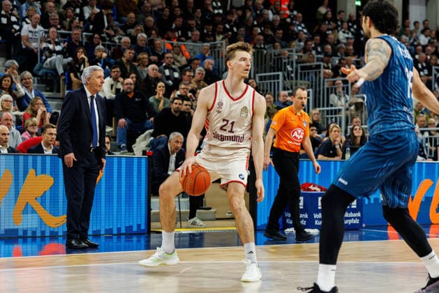 easycredit BBL, MLP Academics Heidelberg - FC Bayern München Basketball, 08.02.2026 Justus Hollatz (FC Bayern München Basketball, 21) mit dem Ball auf der Suche nach einer Anspielstation Spiel der easycredit BBL MLP Academics Heidelberg - FC Bayern München Basketball; am 19. Spieltag der Saison 25 26 im SNP Dome in Heidelberg am 08.02.2026 Copyright: xBEAUTIFULxSPORTS Hahnex