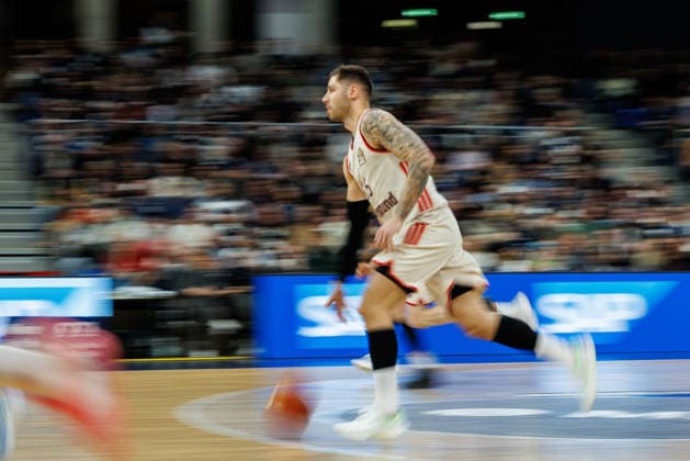easycredit BBL, MLP Academics Heidelberg - FC Bayern München Basketball, 08.02.2026 Stefan Jovic (FC Bayern München Basketball, 16) treibt den Ball nach Vorn. Mitzieher Spiel der easycredit BBL MLP Academics Heidelberg - FC Bayern München Basketball; am 19. Spieltag der Saison 25 26 im SNP Dome in Heidelberg am 08.02.2026 Copyright: xBEAUTIFULxSPORTS Hahnex