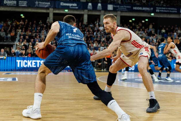 easycredit BBL, MLP Academics Heidelberg - FC Bayern München Basketball, 08.02.2026 Niels Giffey (FC Bayern München Basketball, 5) im Zweikampf gegen Dusan Neskovic (MLP Academics Heidelberg, 7) Spiel der easycredit BBL MLP Academics Heidelberg - FC Bayern München Basketball; am 19. Spieltag der Saison 25 26 im SNP Dome in Heidelberg am 08.02.2026 Copyright: xBEAUTIFULxSPORTS Hahnex