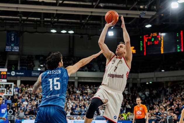 easycredit BBL, MLP Academics Heidelberg - FC Bayern München Basketball, 08.02.2026 Johannes Voigtmann (FC Bayern München Basketball, 7) mit einem Sprungwurf gegen Marcel Keßen (MLP Academics Heidelberg, 15) Spiel der easycredit BBL MLP Academics Heidelberg - FC Bayern München Basketball; am 19. Spieltag der Saison 25 26 im SNP Dome in Heidelberg am 08.02.2026 Copyright: xBEAUTIFULxSPORTS Hahnex