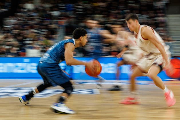 easycredit BBL, MLP Academics Heidelberg - FC Bayern München Basketball, 08.02.2026 Kevin McClain (MLP Academics Heidelberg, 3) im Zweikampf mit Neno Dimitrijevic (FC Bayern München Basketball, 0); Mitzieher Spiel der easycredit BBL MLP Academics Heidelberg - FC Bayern München Basketball; am 19. Spieltag der Saison 25 26 im SNP Dome in Heidelberg am 08.02.2026 Copyright: xBEAUTIFULxSPORTS Hahnex