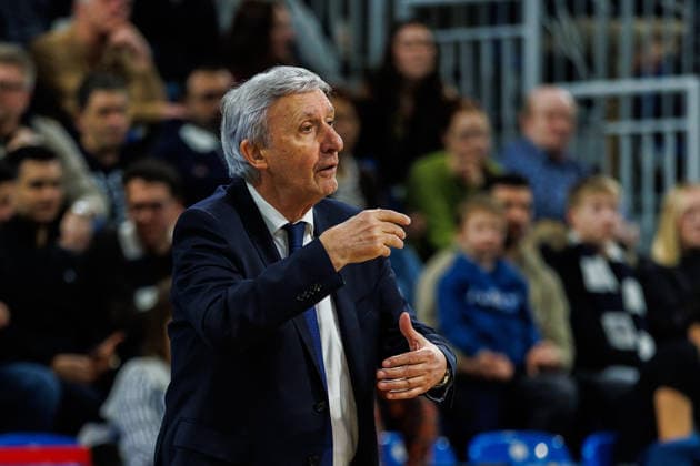 easycredit BBL, MLP Academics Heidelberg - FC Bayern München Basketball, 08.02.2026 Head-Coach Svetislav Pesic (FC Bayern München Basketball) mit Anweisungen an der Seitenlinie Spiel der easycredit BBL MLP Academics Heidelberg - FC Bayern München Basketball; am 19. Spieltag der Saison 25 26 im SNP Dome in Heidelberg am 08.02.2026 Copyright: xBEAUTIFULxSPORTS Hahnex