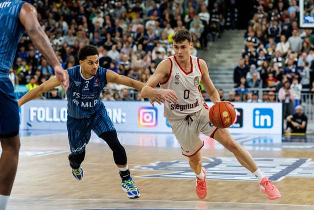 easycredit BBL, MLP Academics Heidelberg - FC Bayern München Basketball, 08.02.2026 Neno Dimitrijevic (FC Bayern München Basketball, 0) gegen Kevin McClain (MLP Academics Heidelberg, 3) Spiel der easycredit BBL MLP Academics Heidelberg - FC Bayern München Basketball; am 19. Spieltag der Saison 25 26 im SNP Dome in Heidelberg am 08.02.2026 Copyright: xBEAUTIFULxSPORTS Hahnex