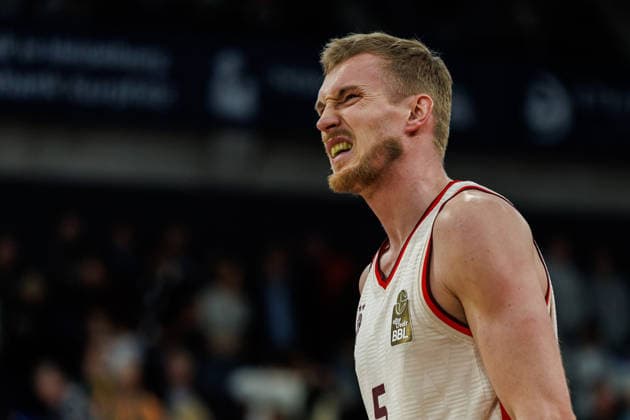 easycredit BBL, MLP Academics Heidelberg - FC Bayern München Basketball, 08.02.2026 Niels Giffey (FC Bayern München Basketball, 5) bleibt beim Abpfiff zur Halbzeit für einen kurzen Moment in der Hocke am Boden. Er hat ein wenig Schmerzen. Spiel der easycredit BBL MLP Academics Heidelberg - FC Bayern München Basketball; am 19. Spieltag der Saison 25 26 im SNP Dome in Heidelberg am 08.02.2026 Copyright: xBEAUTIFULxSPORTS Hahnex
