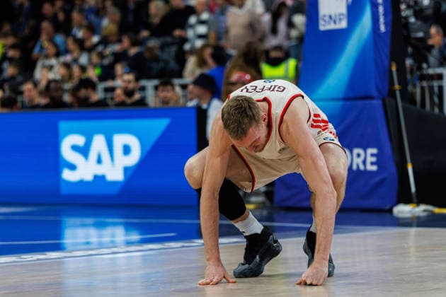 easycredit BBL, MLP Academics Heidelberg - FC Bayern München Basketball, 08.02.2026 Niels Giffey (FC Bayern München Basketball, 5) bleibt beim Abpfiff zur Halbzeit für einen kurzen Moment in der Hocke am Boden. Er hat ein wenig Schmerzen. Spiel der easycredit BBL MLP Academics Heidelberg - FC Bayern München Basketball; am 19. Spieltag der Saison 25 26 im SNP Dome in Heidelberg am 08.02.2026 Copyright: xBEAUTIFULxSPORTS Hahnex